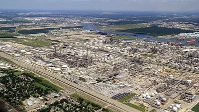 La Refinería de Deer Park, ubicada en Houston Texas, hoy propiedad de la empresa estatal Petróleos Mexicanos (Pemex).