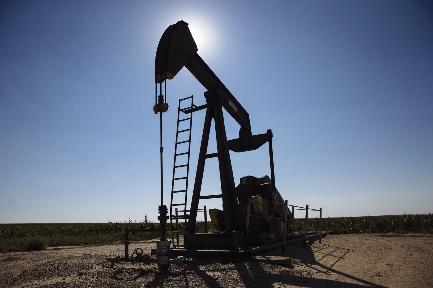 An oil pumping jack in an oil field in Kansas, U.S. Photographer: Angus Mordant/Bloombergdfd
