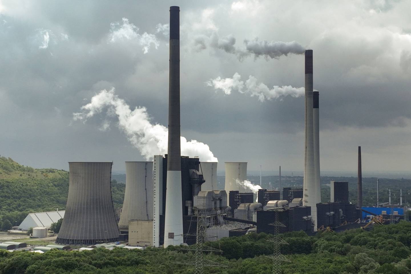 Las chimeneas y una torre de refrigeración emiten vapor en la central térmica de carbón de Scholven, operada por Uniper SE en Gelsenkirchen, Alemania. Fotógrafo: Alex Kraus/Bloomberg