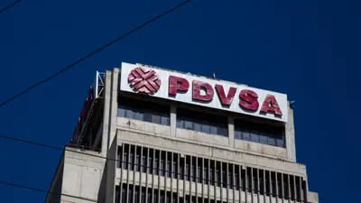 La señalización de la compañía Petróleos de Venezuela SA (PDVSA) se exhibe en un edificio en Puerto La Cruz, en el estado de Anzoátegui, Venezuela.