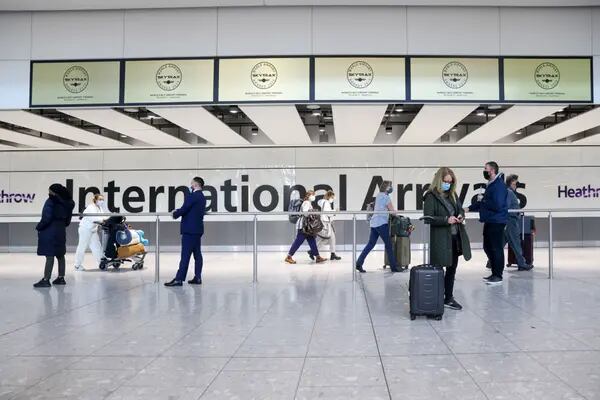 Reino Unido considera flexibilizar teste obrigatório para turistas que chegam ao país após variante afetar voos no fim de ano