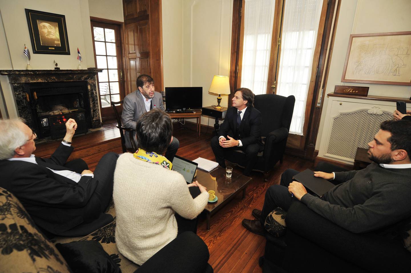 El jefe de Estado en la oficina del presidente del Frente Amplio junto a Fernando Pereira. Foto: Presidencia de la República.