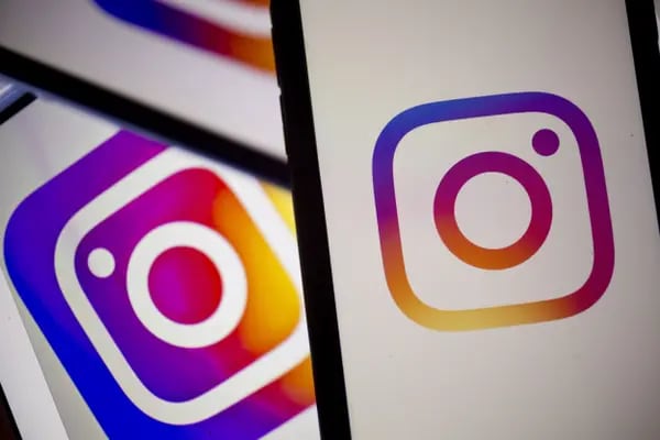 El logo de Instagram se muestra en un iPhone.