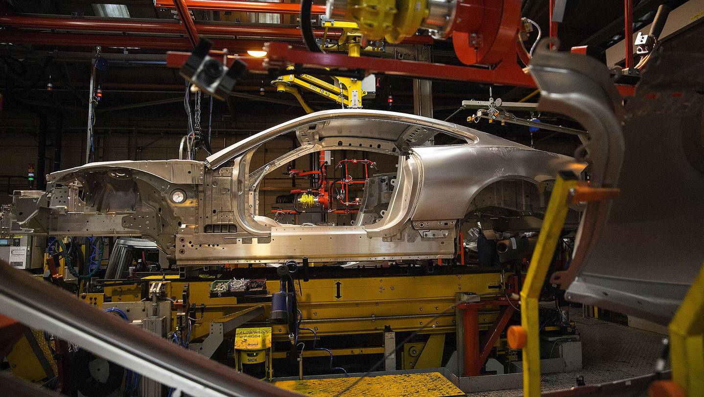 La carrocería de metal parcialmente completa de un automóvil Jaguar de lujo viaja a lo largo de la línea de producción en la planta de ensamblaje de la compañía en Castle Bromwich, Reino Unido.dfd