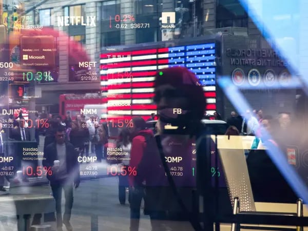 Monitores muestran información bursátil mientras los peatones se reflejan en una ventana en el Nasdaq MarketSite en el área de Times Square en Nueva York, Estados Unidos, el viernes 26 de abril de 2019. Fotógrafo: Bloomberg/Bloomberg