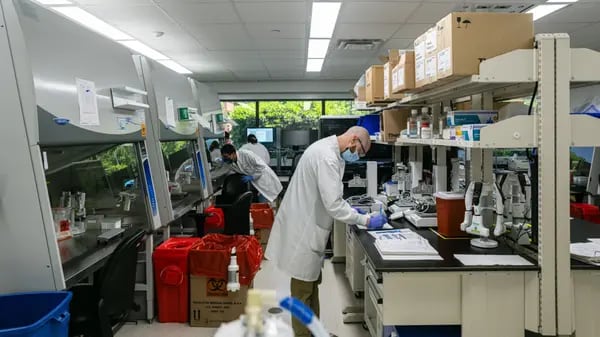 Científicos trabajan en un laboratorio de las instalaciones de Novavax en Gaithersburg, Maryland.