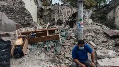 Una persona se sienta frente a un edificio derrumbado en la ciudad de Jojutla de Juárez, estado de Morelos, México, luego del temblor del 19 de septiembre de 2017
