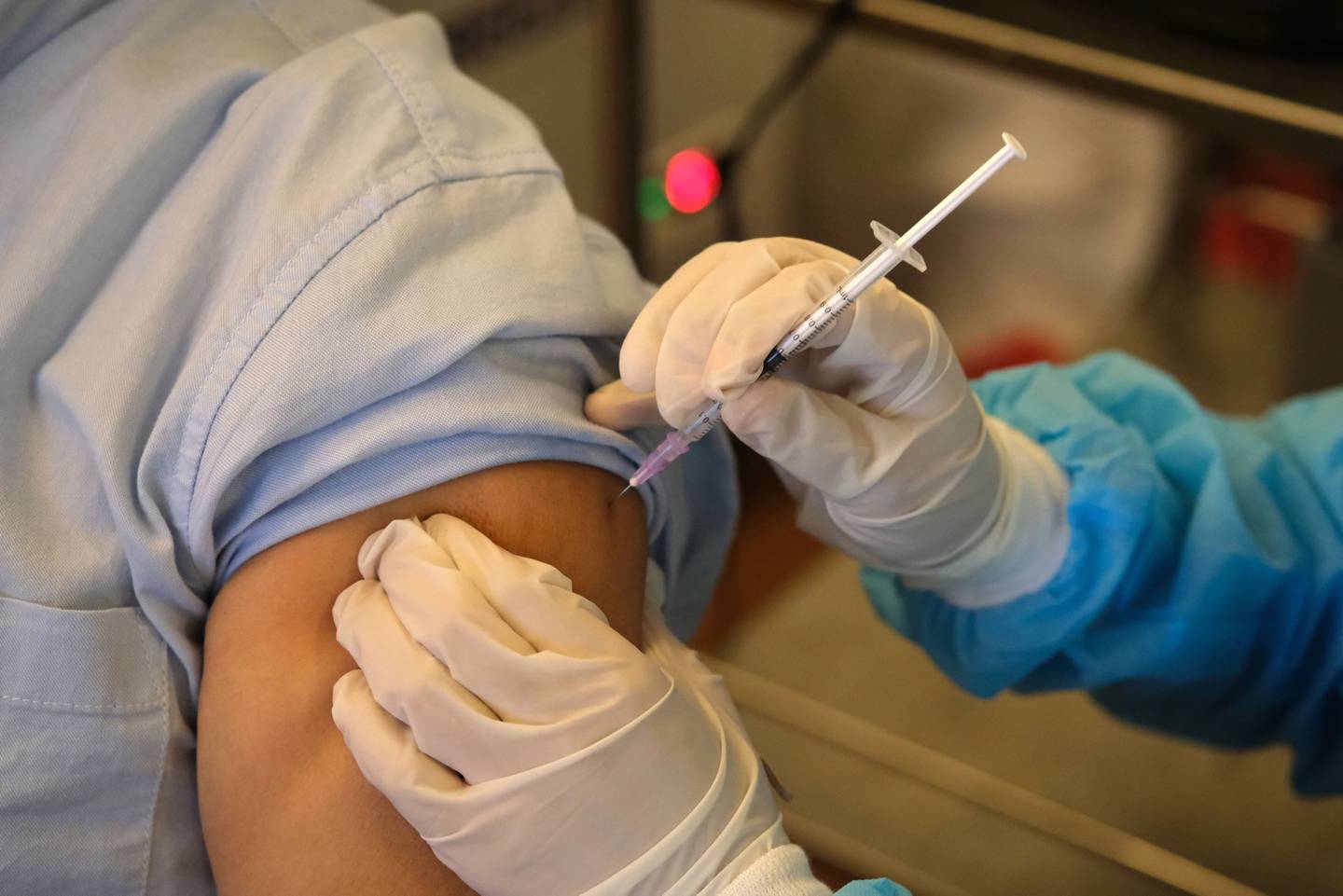 Enfermeiro aplica dose da vacina Sputnik V em Gurgaon