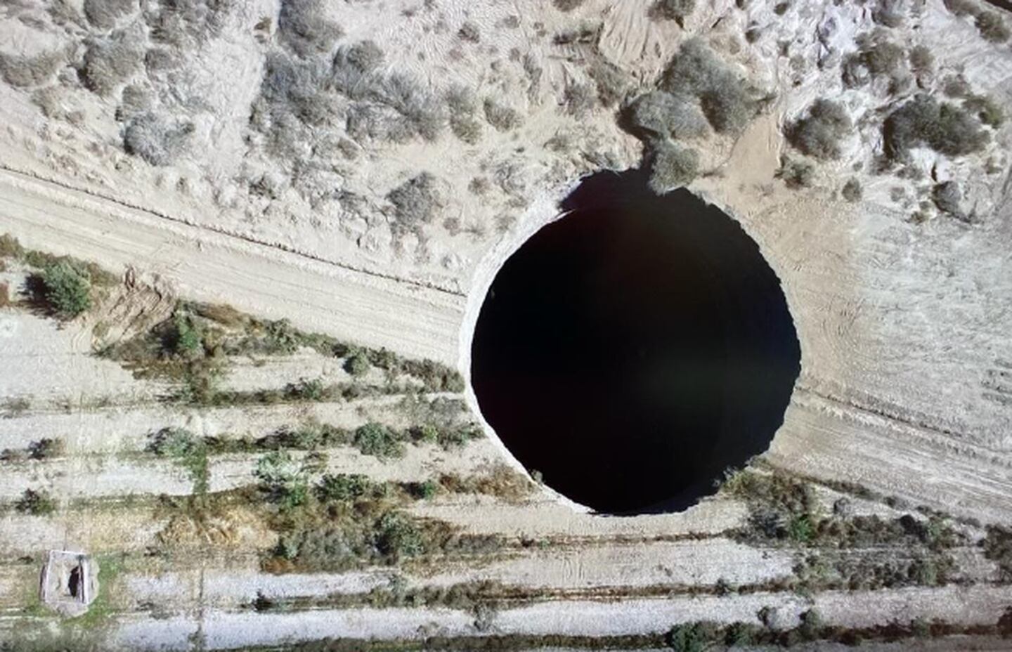 Un socavón de 25 metros de diámetro en Tierra Amarilla, Chile. Foto: Twitter del Servicio Nacional de Geología y Minería de Chile