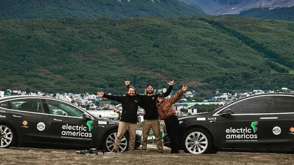 La hazaña de tres uruguayos que viajaron desde Alaska hasta Ushuaia en dos Tesladfd