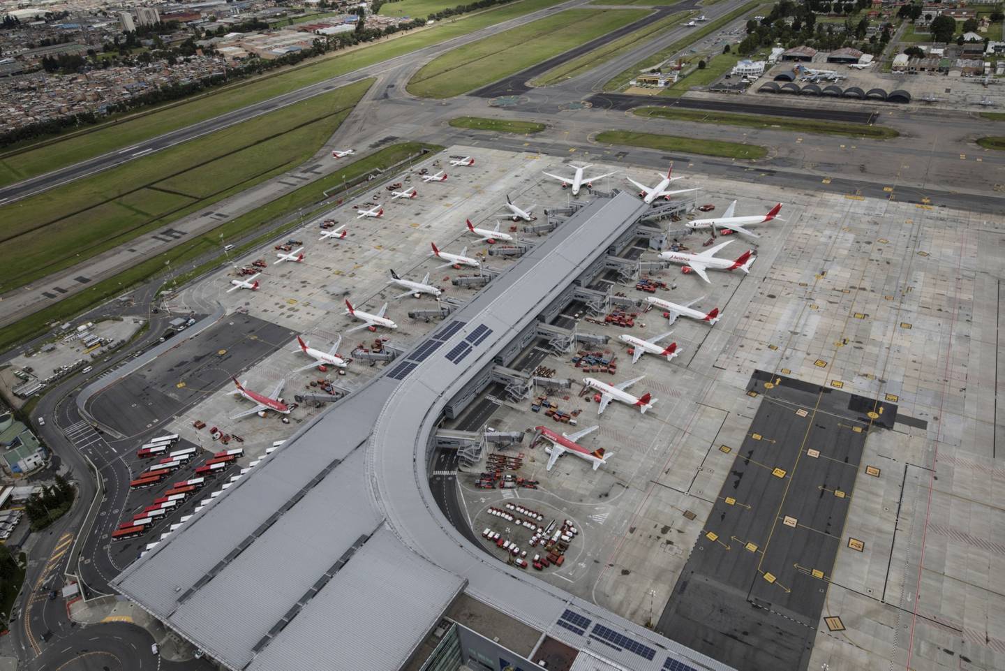 Aviones de Avianca Holdings SA estacionados en el Aeropuerto Internacional El Dorado, en Bogotá.