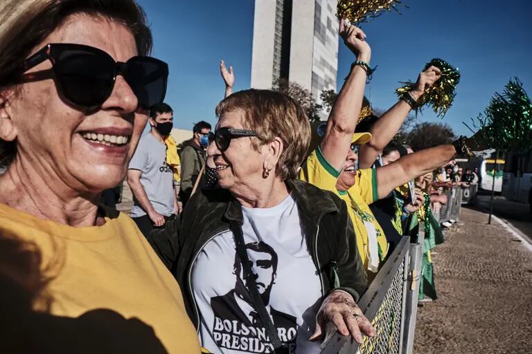 Partidarios de Jair Bolsonaro asisten a un desfile militar en Brasilia.dfd