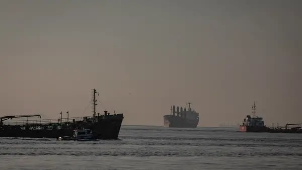 Israel dice que rebeldes respaldados por Irán se apoderan de un buque de carga en el Mar Rojodfd