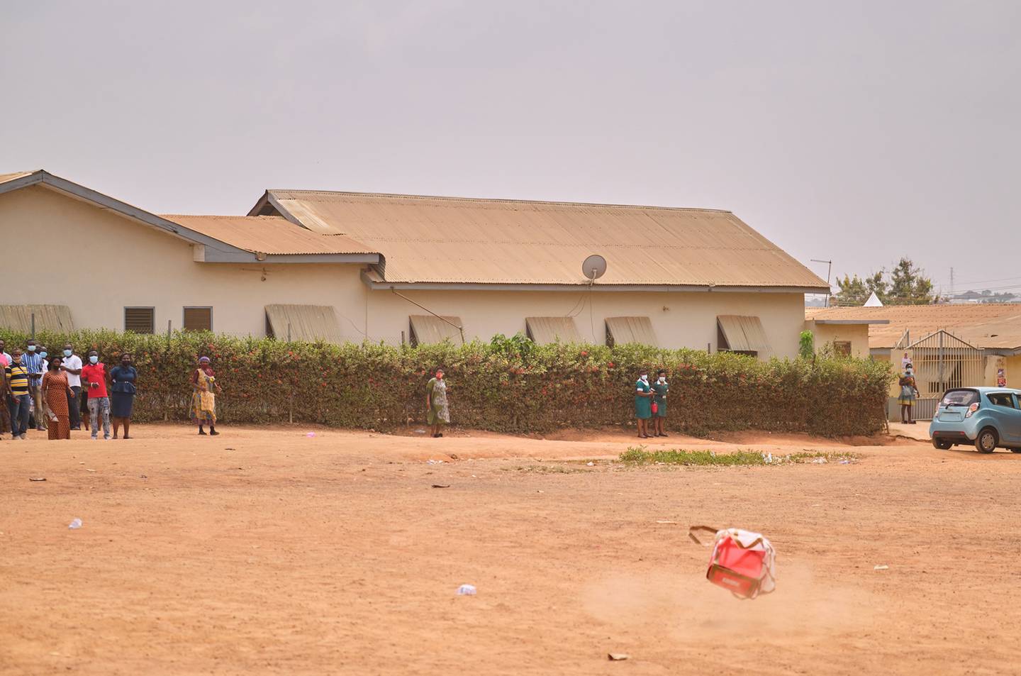 Zipline lança pacote com vacinas perto de um centro de saúde em Gana