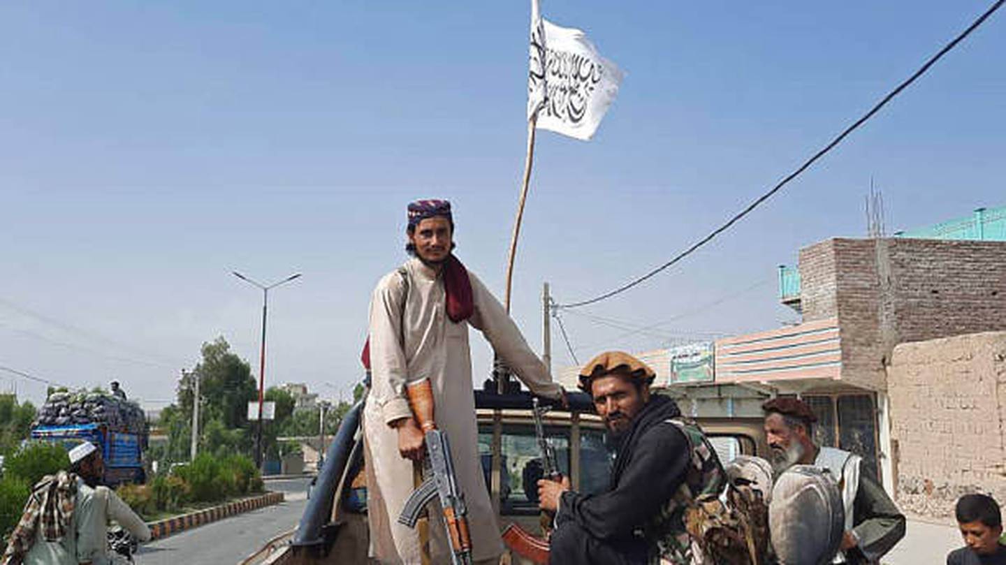 Miembros del Talibán sobre una camioneta.