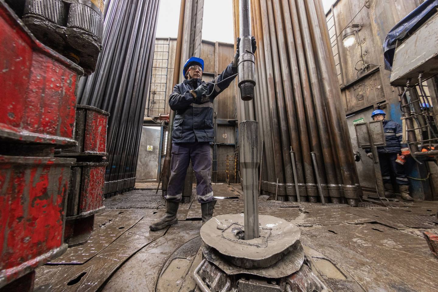 Un trabajador guía los tubos de perforación en una plataforma de perforación de gas en el campo de petróleo, gas y condensado de Gazprom PJSC, una base de recursos para el gasoducto Power of Siberia, en el distrito de Lensk de la República de Sakha, Rusia, el miércoles 13 de octubre de 2021.