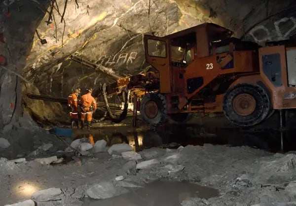 En el último año, Rinehart ha diversificado su cartera minera, basada en proyectos masivos de mineral de hierro en Australia Occidental, hacia el litio, tierras raras y otros minerales críticos.
