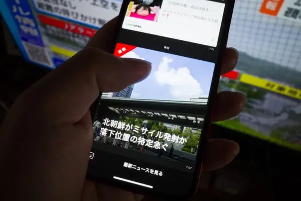 La pantalla de un smartphone muestra un aviso de alerta de misil para la prefectura de Okinawa, después de que Corea del Norte haya disparado un proyectil que el país afirma que es un vehículo de lanzamiento espacial, en Okinawa, Japón, el miércoles 31 de mayo de 2023.