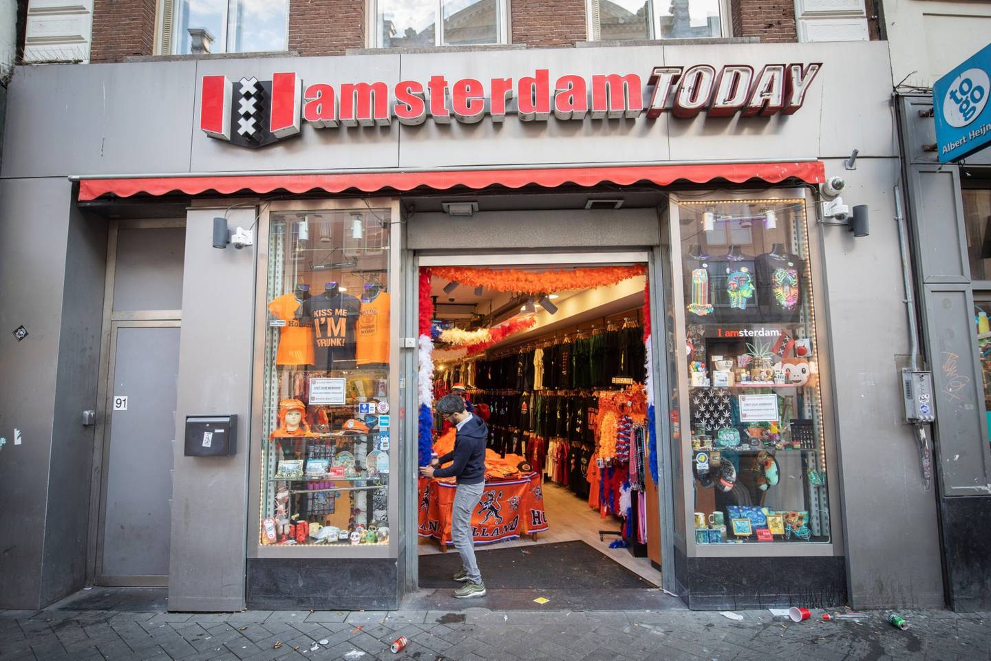 Un empleado prepara la apertura de una tienda de recuerdos Amsterdam Today en Ámsterdam, Holanda.