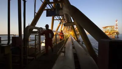 Trabajadores cruzan el puente de la plataforma marina Pol-A de Petróleos Mexicanos (Pemex) localizada en el Golfo de México a 70 kilómetros de Ciudad del Carmen, México.
