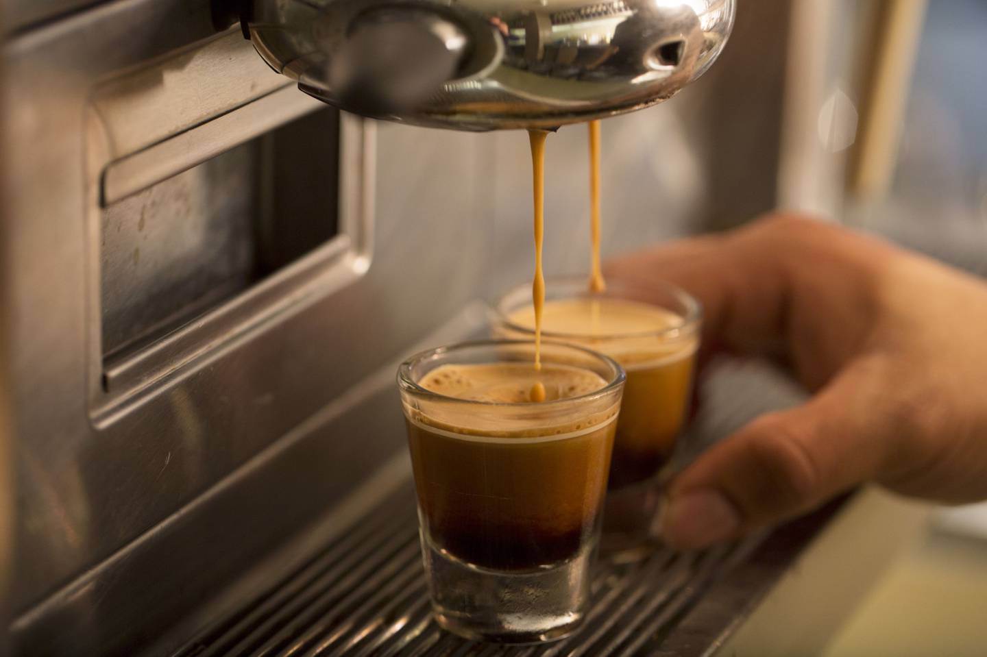 El café se vierte de una máquina en vasos de espresso dentro de una cafetería Starbucks Corp. en Londres, Reino Unido, el lunes 9 de junio de 2014.