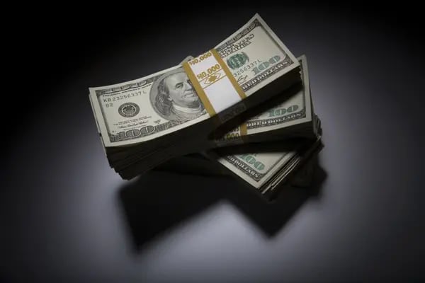 Pilas de billetes de 100 dólares en Nueva York, EE.UU. Fotógrafo: Scott Eells/Bloomberg