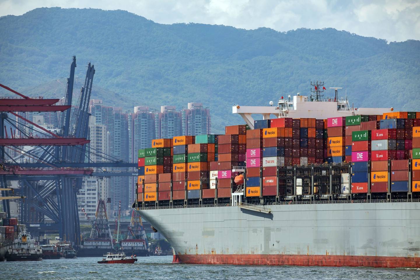 Un buque portacontenedores navega hacia las terminales de contenedores de Kwai Tsing en Hong Kong, China, el miércoles 19 de mayo de 2021.