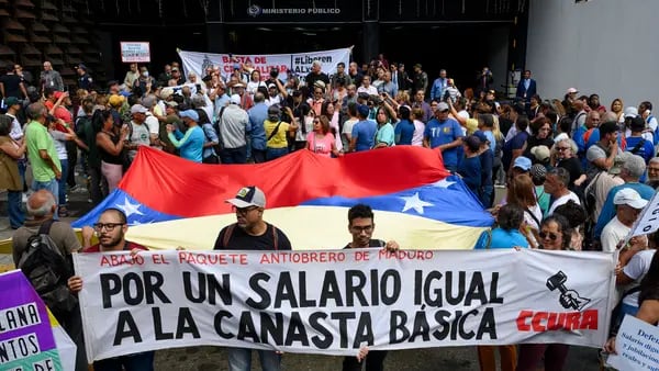 Maduro aumenta salário mínimo da Venezuela em 30% antes das eleições dfd