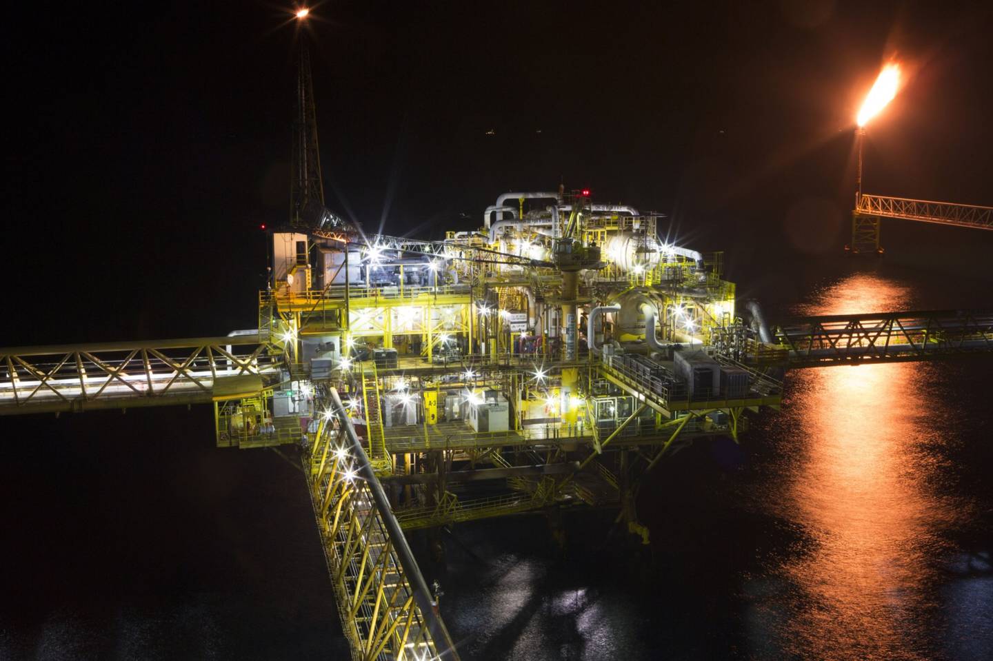 Venteo de gas en una torre de la plataforma marina Pol-A de Petróleos Mexicanos (Pemex) en le Golfo de México.