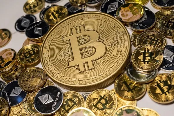 Los tokens Novelty Bitcoin, Ethereum y Dodgecoin organizados en la plataforma de criptomonedas CoinUnited en Hong Kong, China, el viernes 4 de marzo de 2022.