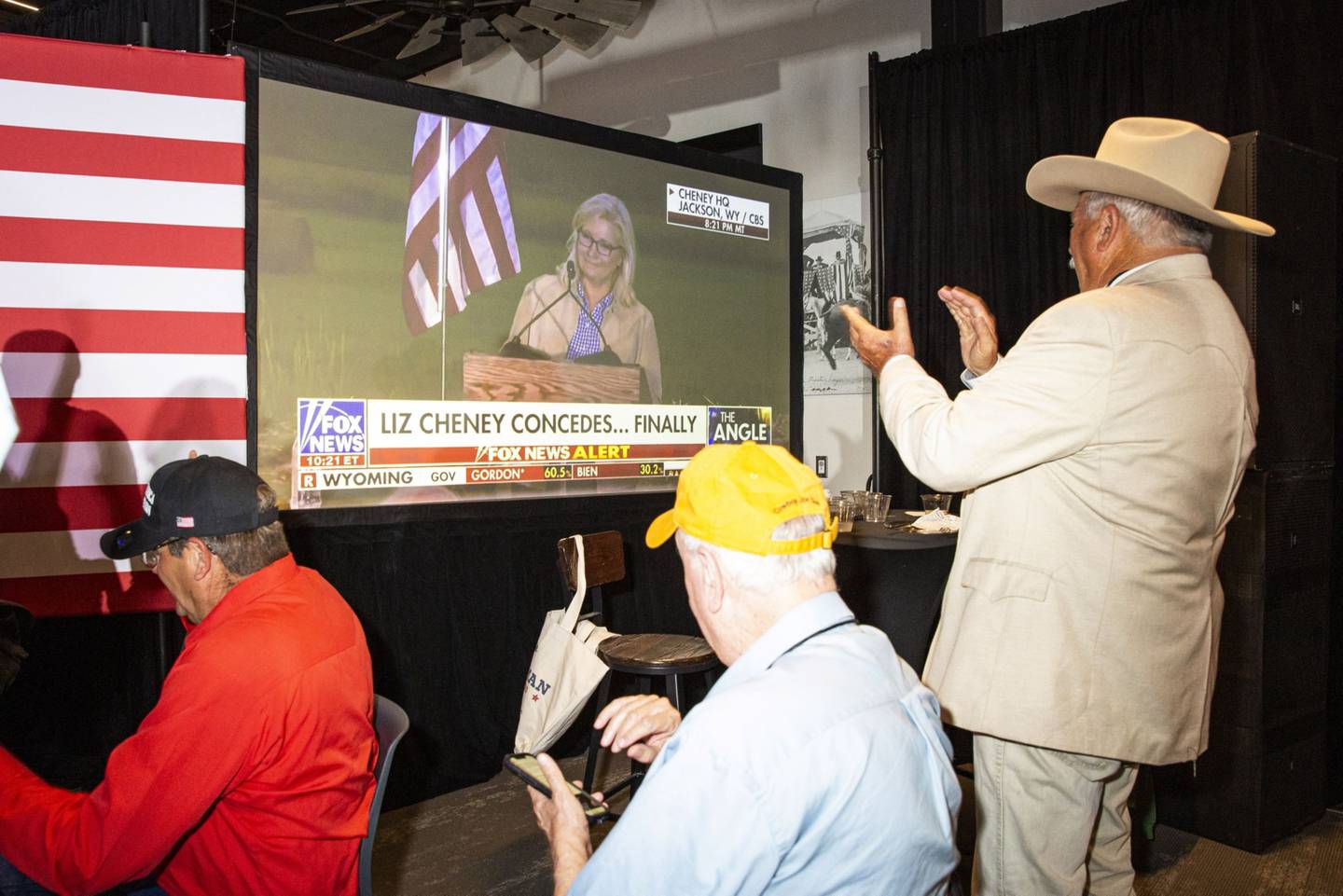 Una pantalla muestra a la ex congresista Liz Cheney luego de perder las elecciones primariasdfd