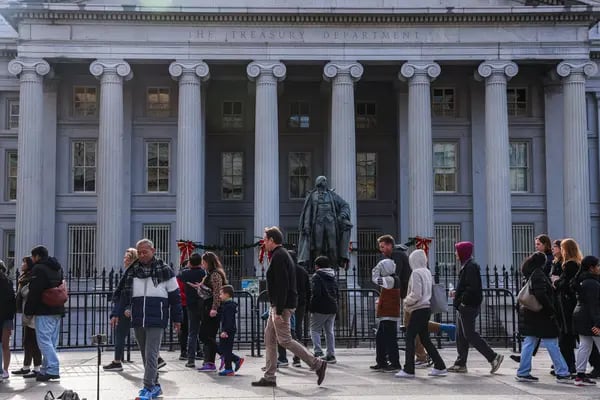 Pedestres em frente ao Departamento do Tesouro, em Washington: situação favorece compradores em busca de oportunidades
