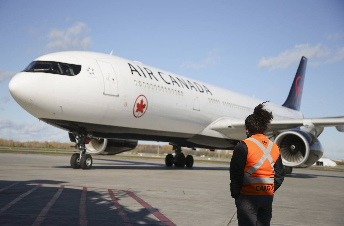 Un Airbus A330 de Air Canada llega al aeropuerto internacional de Montreal-Pierre Elliott Trudeau (YUL) en Montreal.dfd