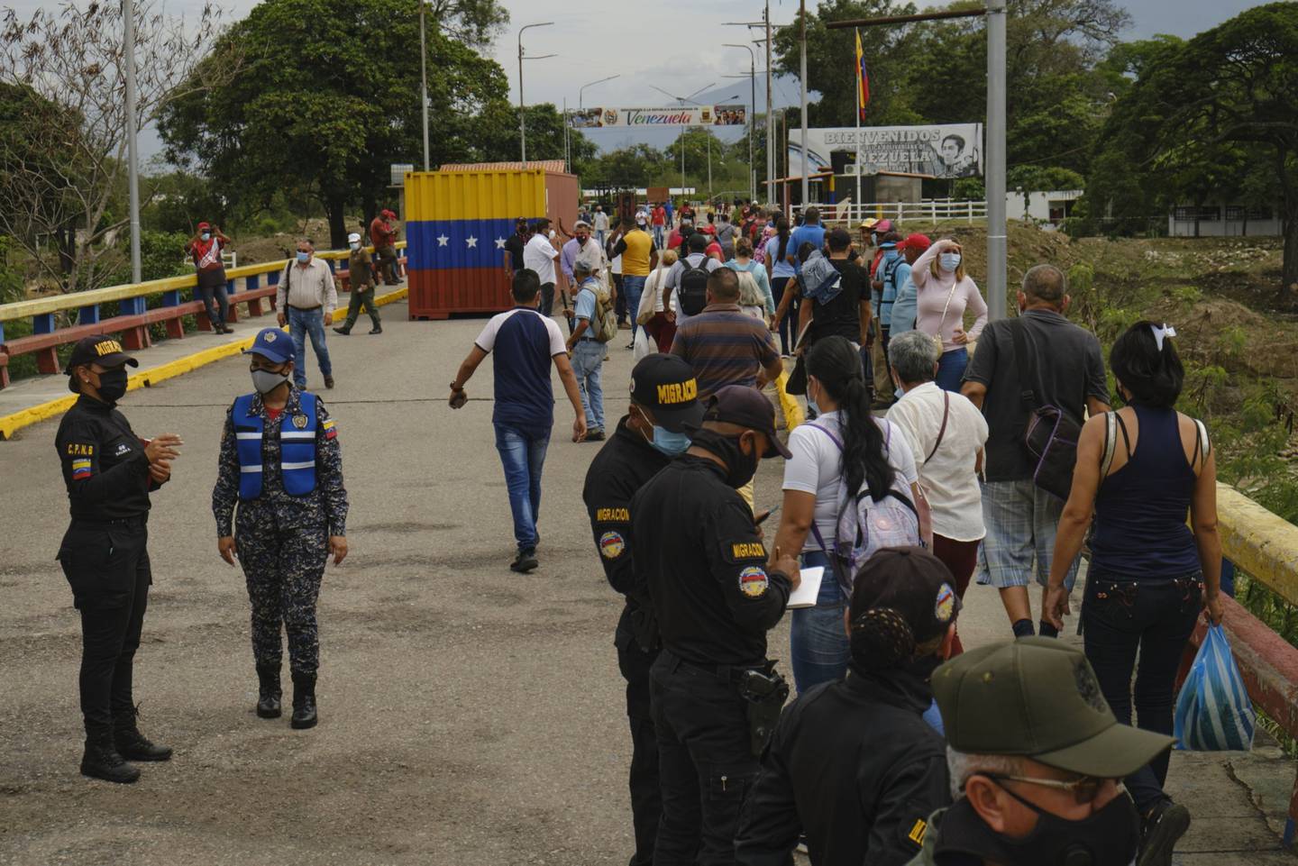 Los peatones cruzan el Puente Internacional Francisco de Paula Santander en su reapertura cerca de la frontera con Venezuela en Cúcuta, Colombia, el viernes 8 de octubre de 2021.dfd