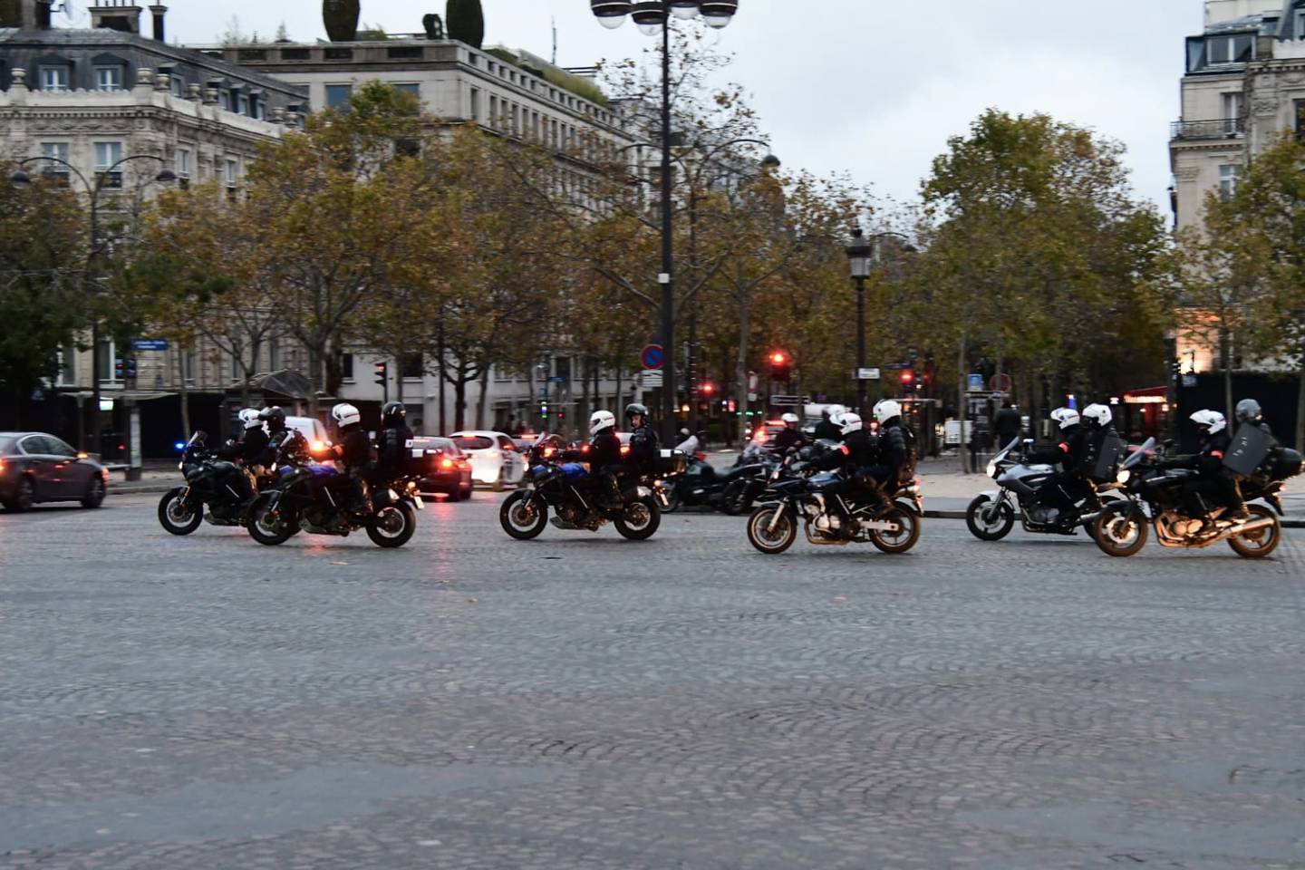 Las autoridades instalaron preventivamente barricadas y vehículos blindados en algunos cruces de París. Foto: @prefpolice