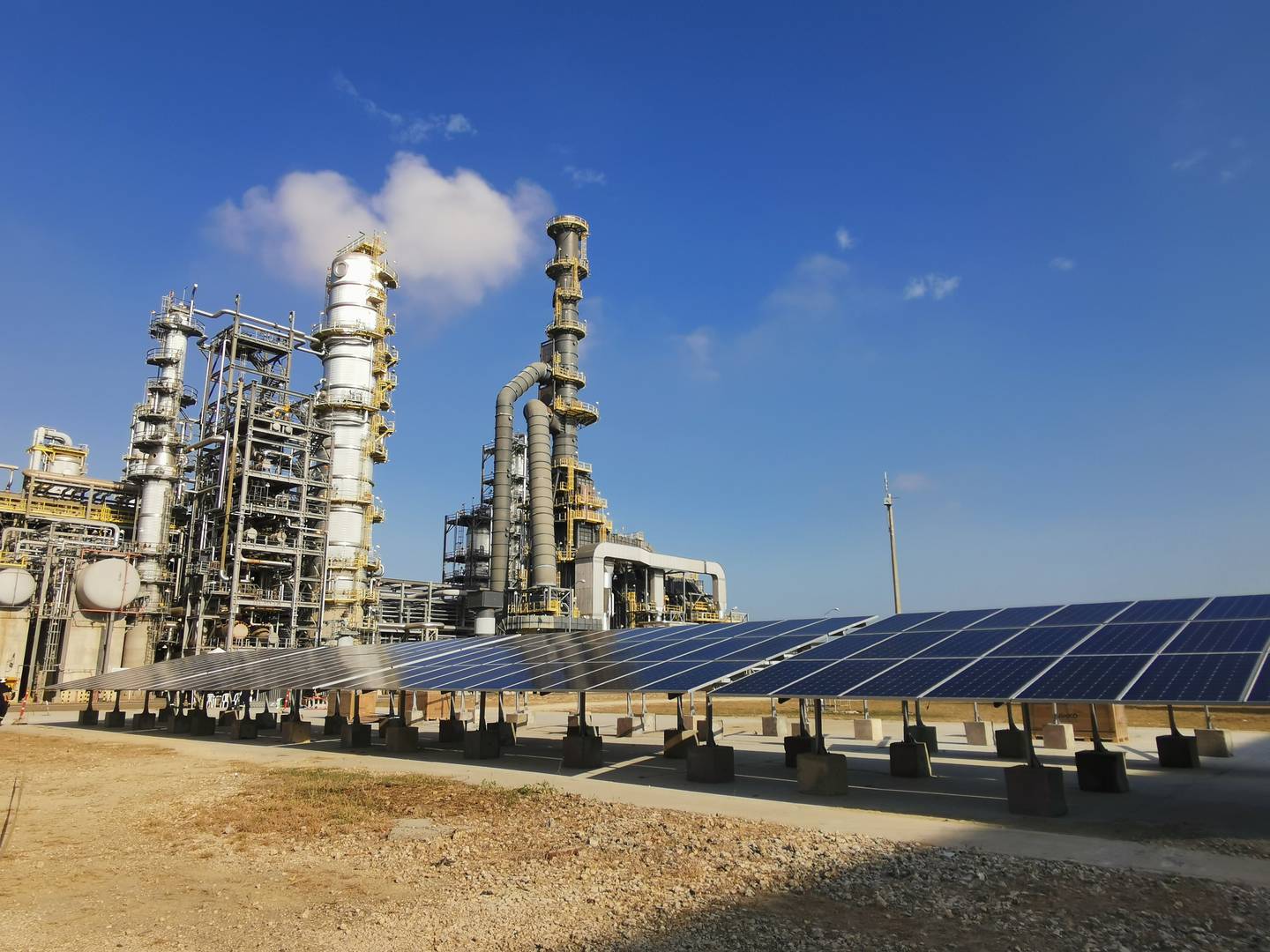 En marzo, el Grupo Ecopetrol inició la producción de hidrógeno verde con un electrolizador de 50 kilovatios y 270 paneles solares en la refinería de Cartagena.dfd