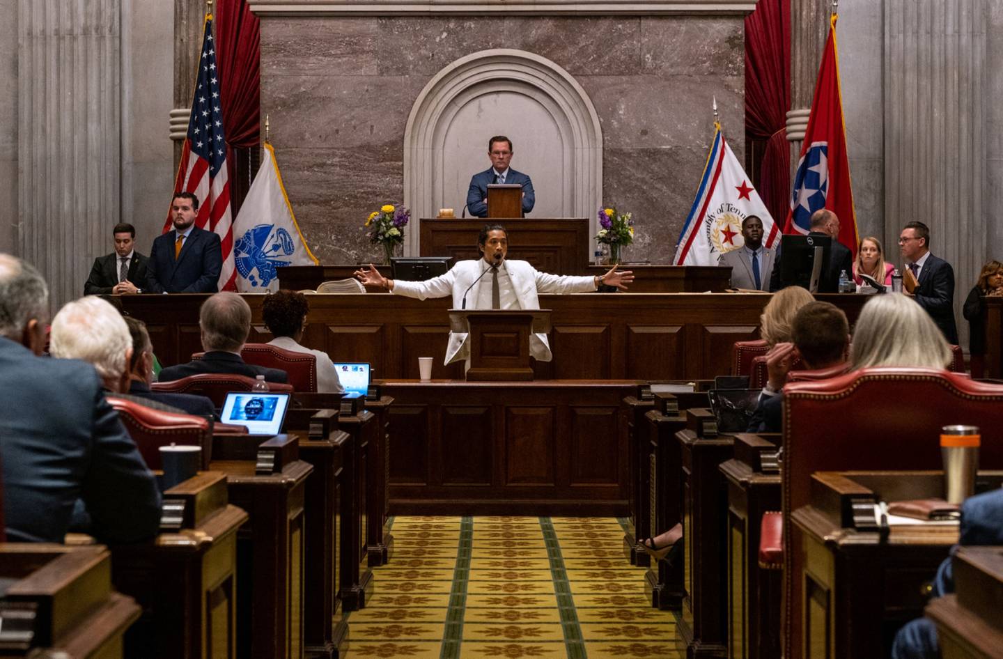 El representante estatal demócrata Justin Jones, de Nashville, habla antes de una votación sobre su expulsión de la legislatura en el edificio del Capitolio Estatal el 6 de abril de 2023 en Nashville, Tennessee.