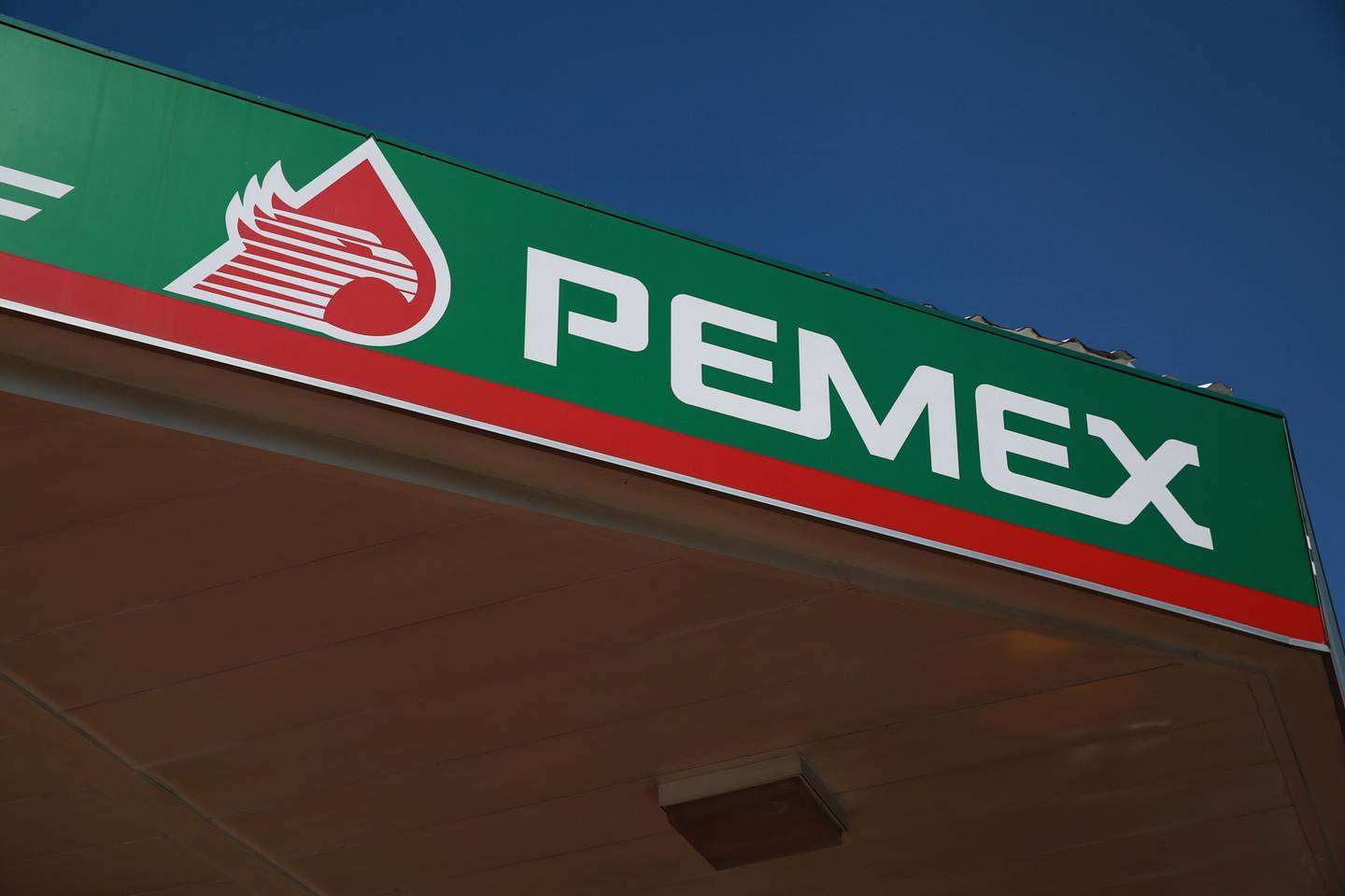 El logo del gigante estatal Petroleos Mexicanos (Pemex) en una gasolinera ubicada en la Ciudad de México.