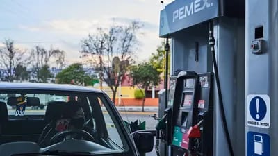 Una conductora espera a que llenen el tanque de su vehículo en una gasolinera de la empresa estatal Petróleos Mexicanos, conocida como Pemex, en México.