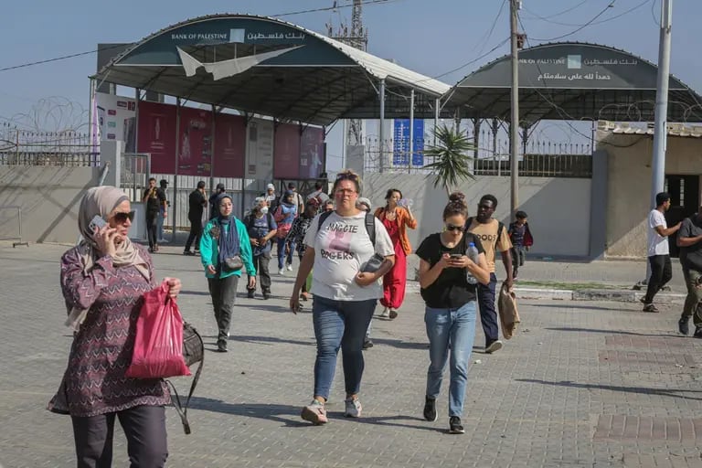 Palestinos con doble nacionalidad mientras solicitan permiso para salir de Gaza en el paso fronterizo de Rafah con Egipto en Rafah, Gaza, el miércoles 1 de noviembre de 2023.dfd
