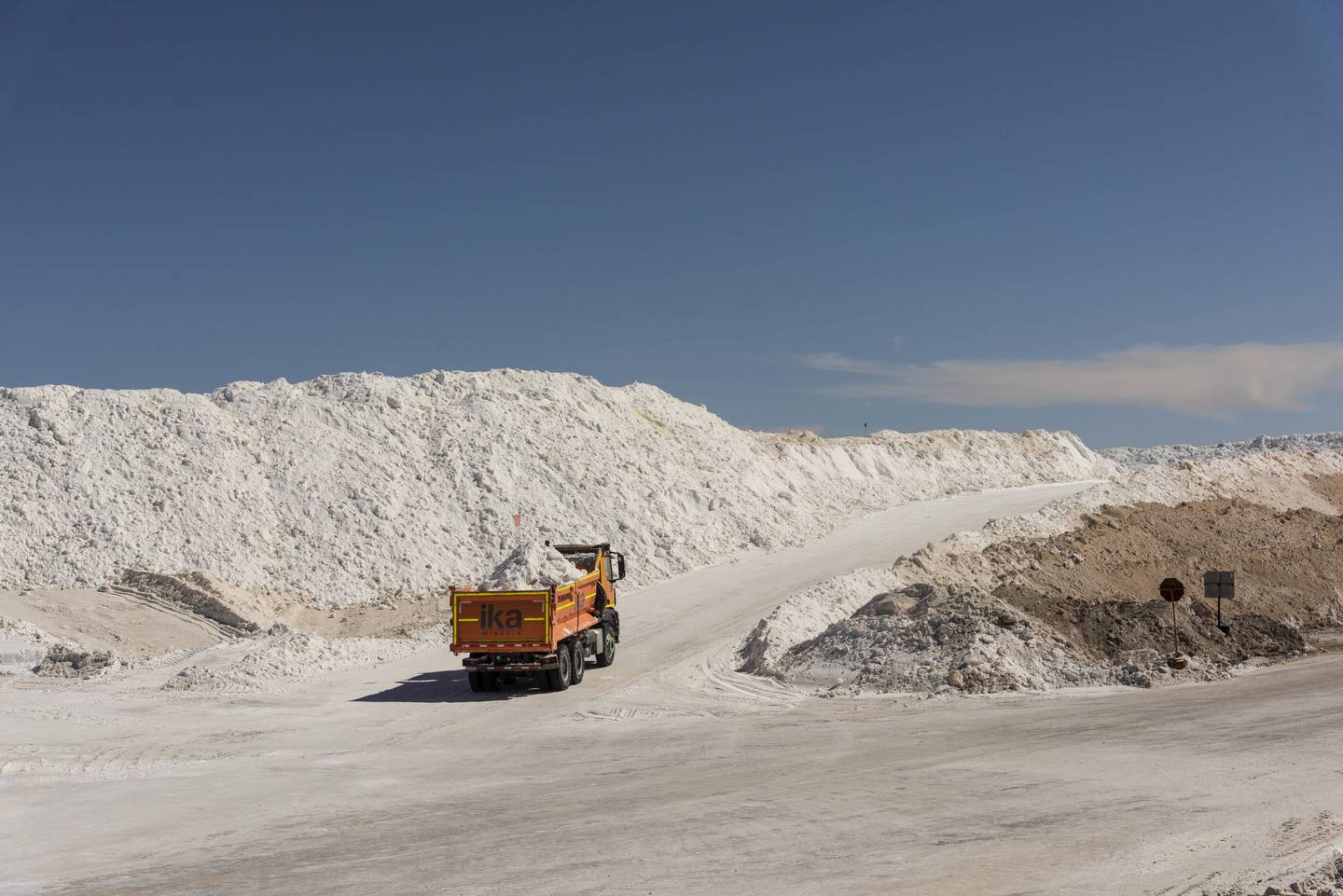 Un camión de cloruro de potasio  Albemarle Corp. en la mina de litio en  Calama, Antofagasta región de Chile, un martes, 20 de julio, 2021. Albemarle Corp.,  es el mayor productor de litio del mundo, y avanza en mejoras del metal que pueden resultar en mejores baterías para vehículos eléctricos.
