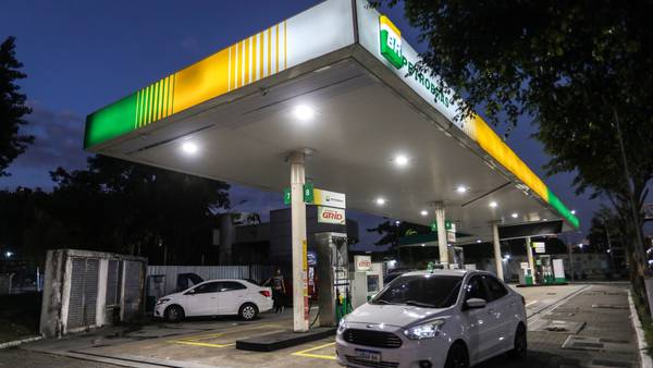 Petrobras anuncia fin de paridad internacional en precios de combustiblesdfd