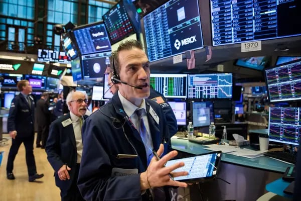 Traders operan en el piso del New York Stock Exchange.