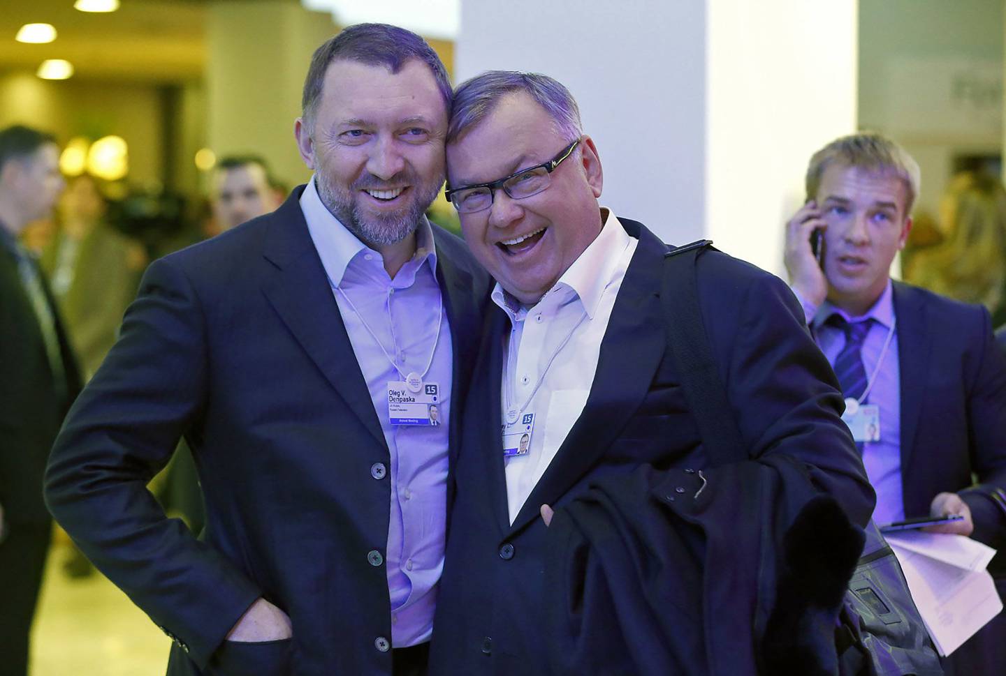 Oleg Deripaska e Andrey Kostin, em Davos, 2015. Fotógrafo: Jason Alden/Bloombergdfd