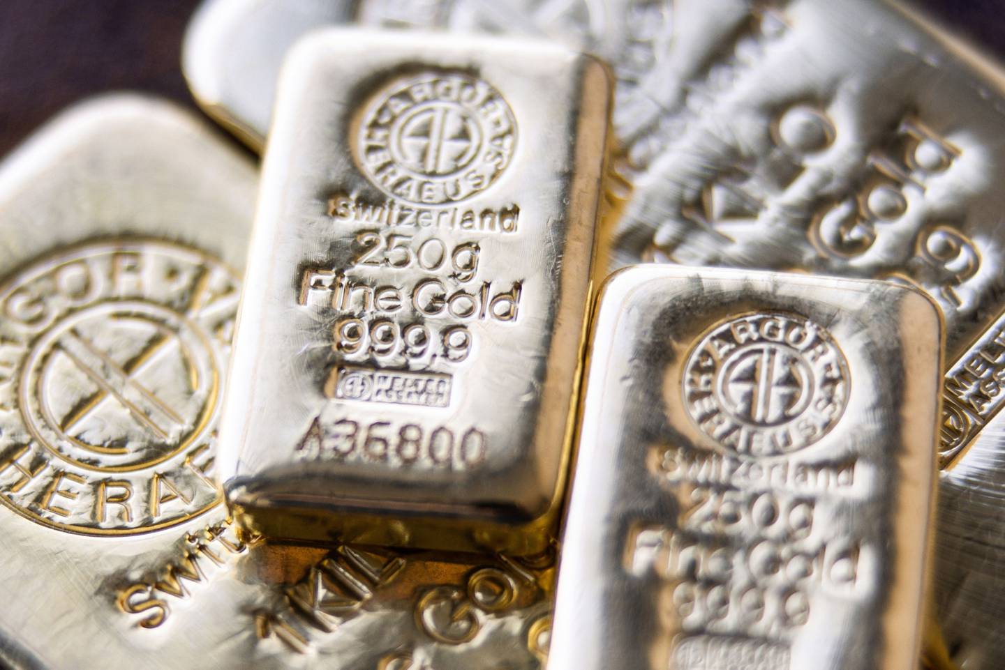 Dos lingotes de oro de 250 gramos de Argor-Heraeus SA en Solar Capital Gold Zrt. dispuestos en Budapest, Hungría, el martes 22 de marzo de 2022. Fotógrafo: Akos Stiller/Bloomberg