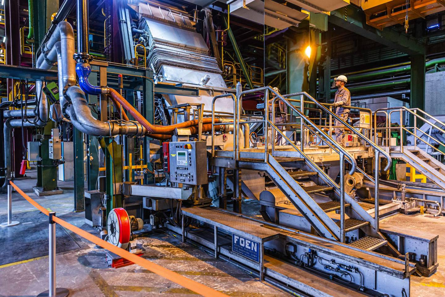 Un trabajador monitorea el acero galvanizado de zinc en la planta de laminación, que en el futuro aprovechará hidrógeno en lugar de carbón.