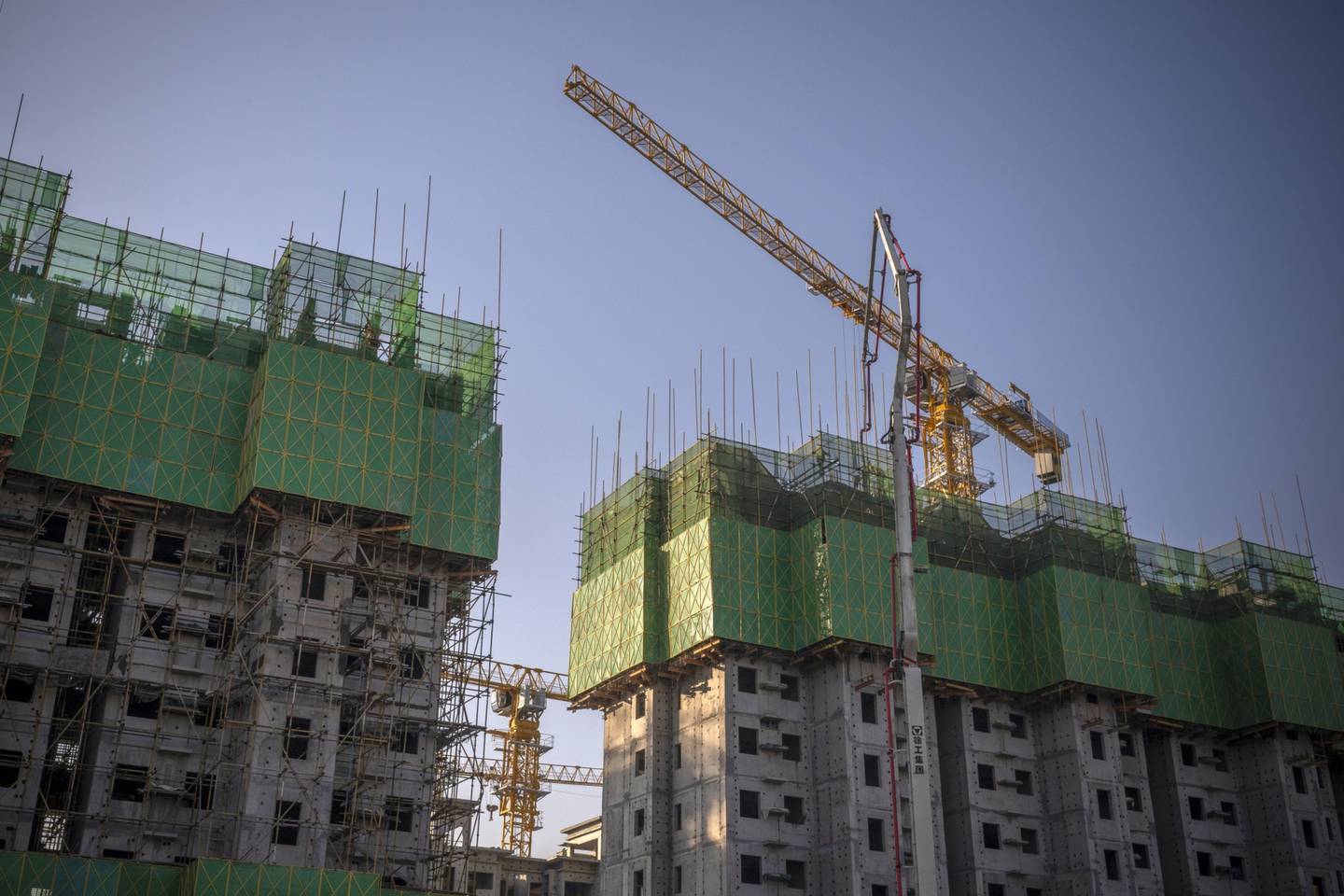 Edificios de departamentos sin terminar en el sitio de construcción de un desarrollo de China Evergrande Group en Pekín, China, el jueves 6 de enero de 2022.