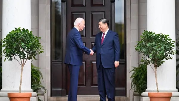 Biden dice que sigue pensando que el presidente chino, Xi Jinping , es un dictadordfd