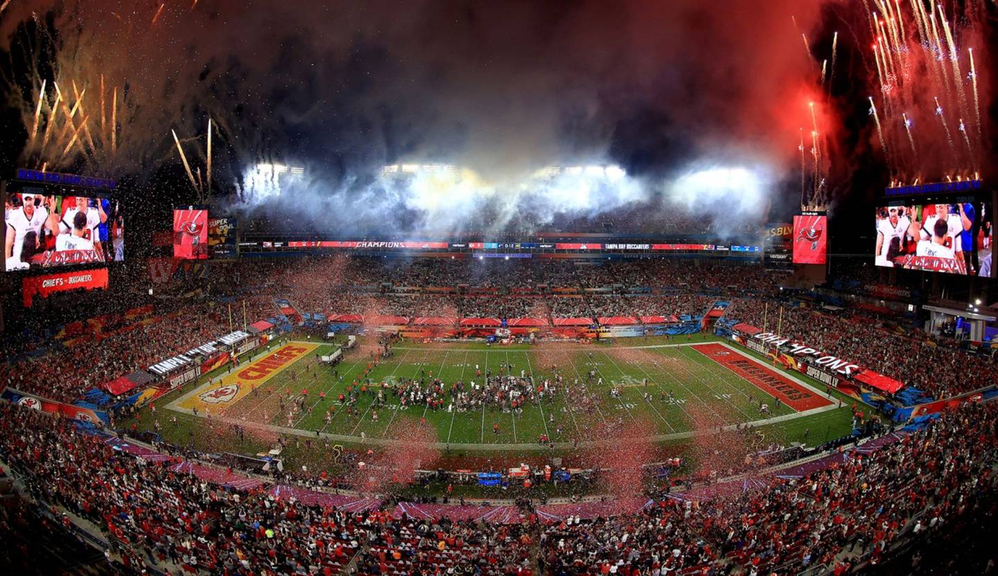 Fuegos artificiales estallan después de que los Tampa Bay Buccaneers derrotaron a los Kansas City Chiefs, en el Super Bowl LV, en el estadio Raymond James en 2021.