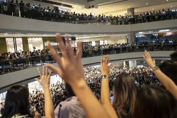 Manifestantes cantan la canción de protesta "Glory To Be Thee, Hong Kong" durante un flash mob en el centro comercial International Finance Center (IFC) de Hong Kong, China, el jueves 12 de septiembre de 2019.